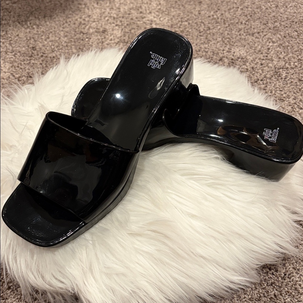 Wild Fable Glossy Black Slide Sandals Size 8